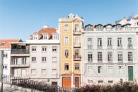 hermosa-casa-apartamentos-vintage-ventanas-lisboa-portugal-inmobiliaria-vivienda_338491-17263.jpg